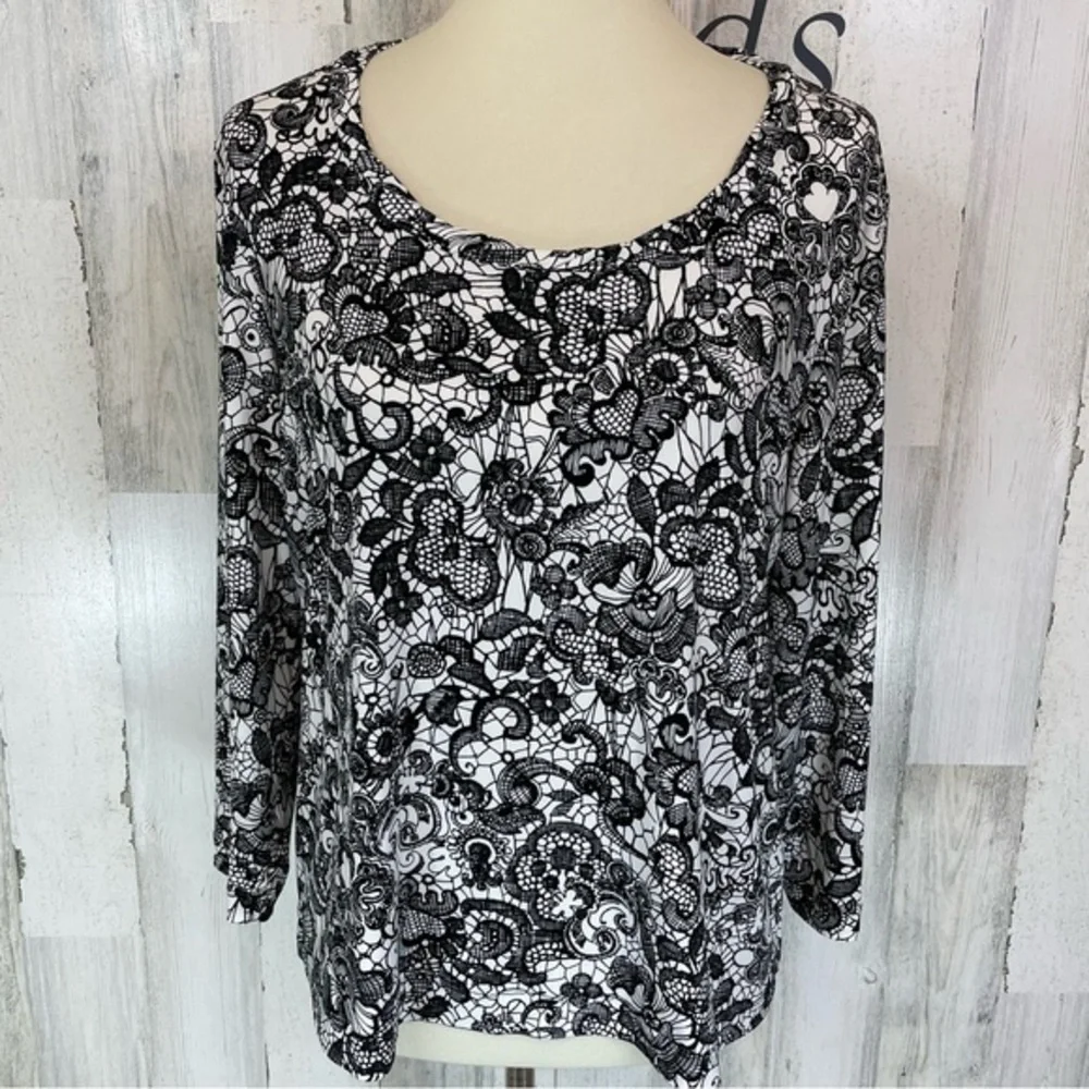 Chico’s Easywear Black‎ and White Floral Lace Print Long Sleeve Scoop Neck Top